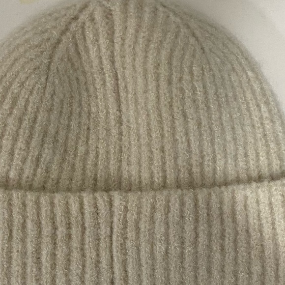 *NWOT* Nine West Ivory Ribbed Snow Cap - Picture 3 of 6